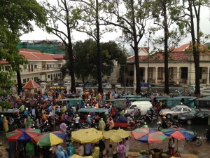 Devant la Cour d'appel de Phnom Penh, sous la pluie battante.
